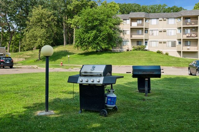4009 Heritage Hills Drive 207, Bloomington, MN 55437