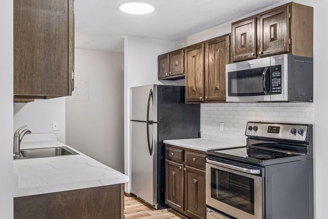 4009 Heritage Hills Drive 207, Bloomington, MN 55437