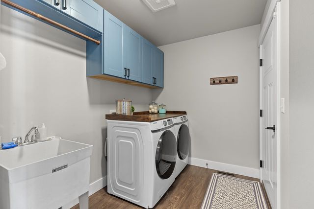 18105 E Selkirk Estates Rd, Greenacres, WA 99016