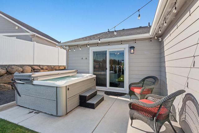 18105 E Selkirk Estates Rd, Greenacres, WA 99016