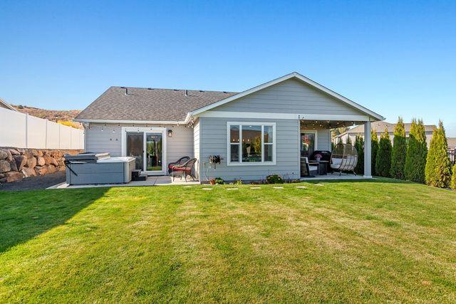 18105 E Selkirk Estates Rd, Greenacres, WA 99016