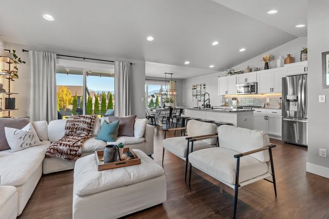 18105 E Selkirk Estates Rd, Greenacres, WA 99016