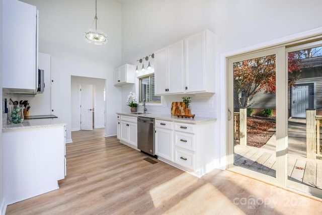 2106 Lynmore Drive, Sherrills Ford, NC 28673