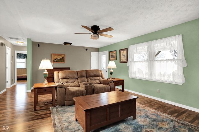 7422 S 300 W, Trafalgar, IN 46181