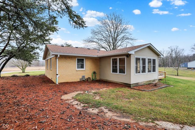 7422 S 300 W, Trafalgar, IN 46181