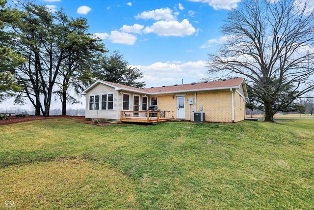 7422 S 300 W, Trafalgar, IN 46181