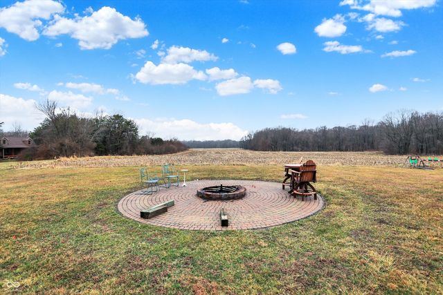 7422 S 300 W, Trafalgar, IN 46181