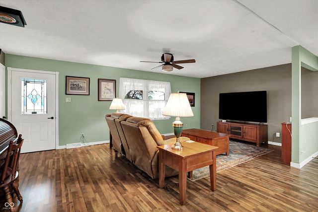 7422 S 300 W, Trafalgar, IN 46181