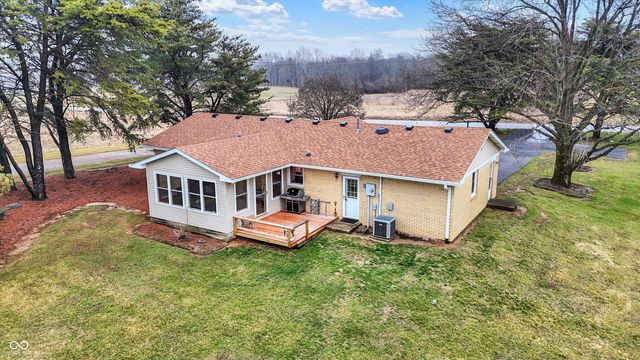 7422 S 300 W, Trafalgar, IN 46181