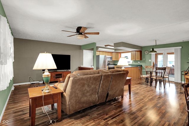 7422 S 300 W, Trafalgar, IN 46181