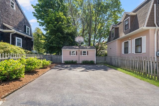 956 Maple St, Fall River, MA 02720