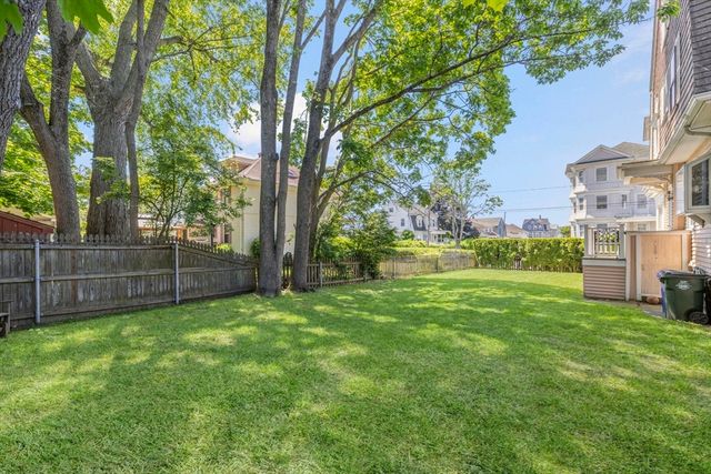 956 Maple St, Fall River, MA 02720