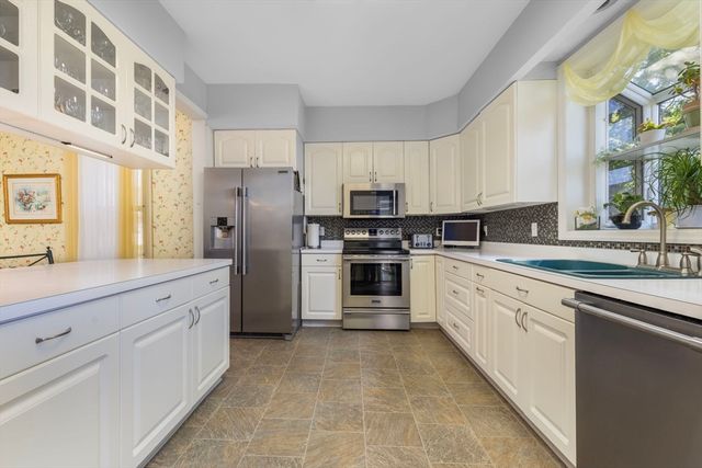 956 Maple St, Fall River, MA 02720
