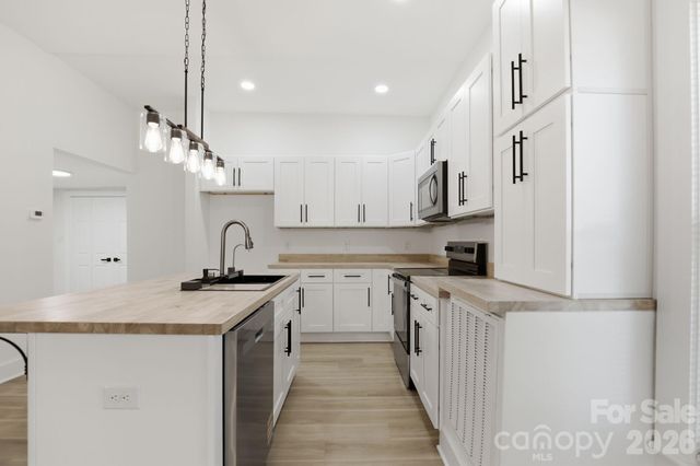 630 N Davis Avenue, Newton, NC 28658