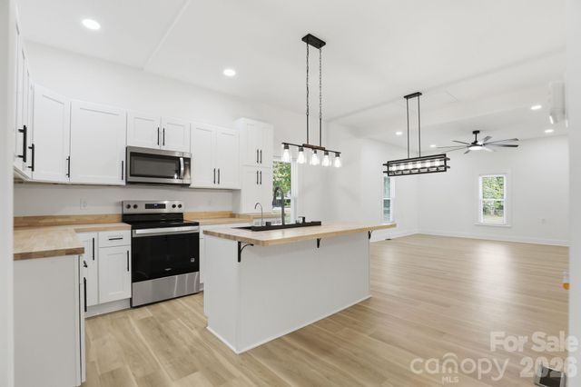 630 N Davis Avenue, Newton, NC 28658