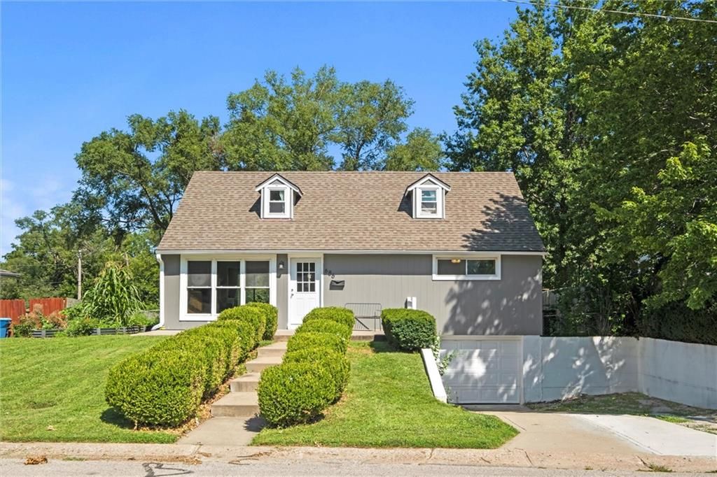 686 THORNTON Street, Liberty, MO 64068 — exterior