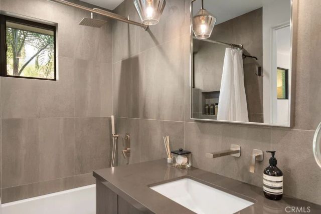 8130 Gould, Los Angeles, CA 90046