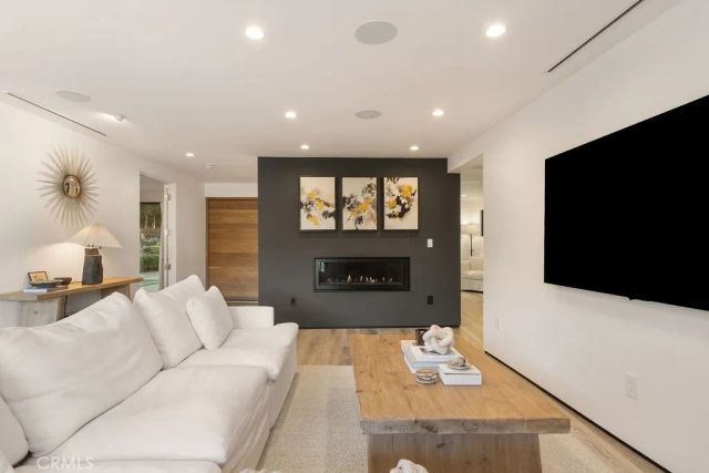 8130 Gould, Los Angeles, CA 90046