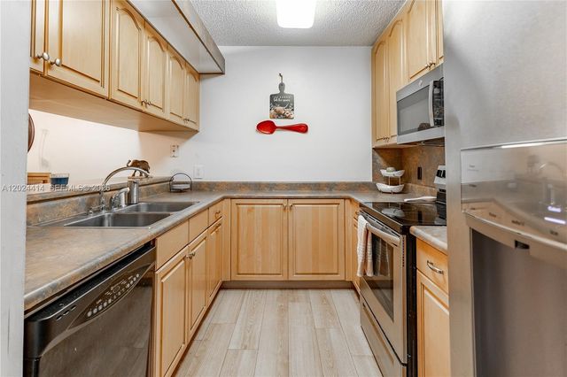 9135 SW 20th Pl, Davie, FL 33324