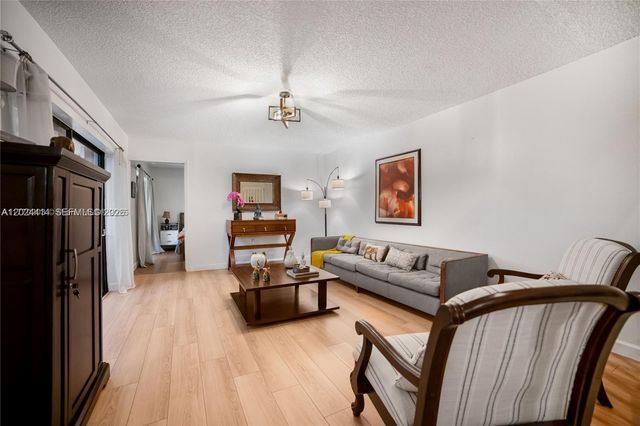 9135 SW 20th Pl, Davie, FL 33324