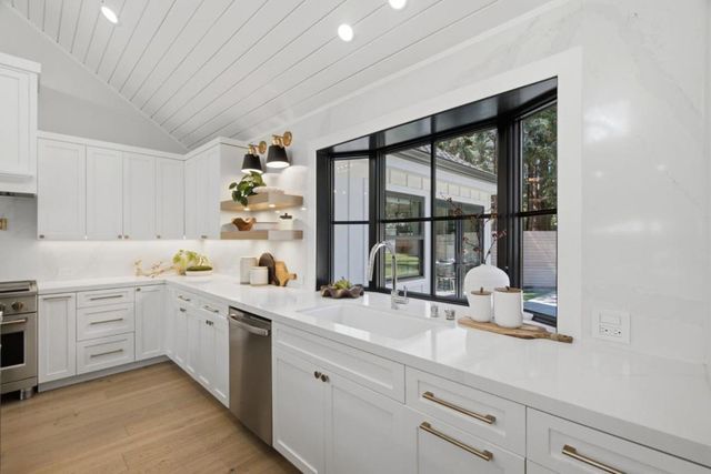 1052 Echo Drive, Los Altos, CA 94024