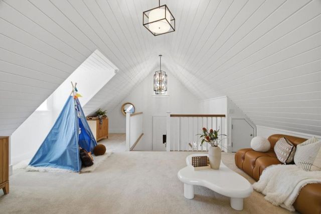 1052 Echo Drive, Los Altos, CA 94024