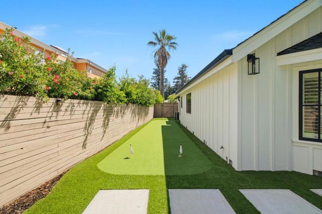 1052 Echo Drive, Los Altos, CA 94024