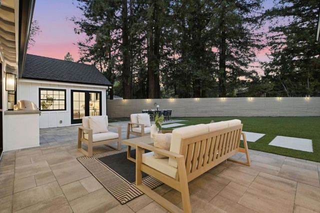 1052 Echo Drive, Los Altos, CA 94024