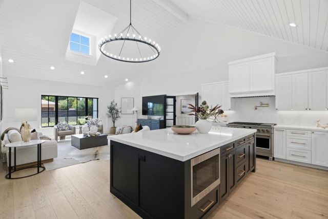 1052 Echo Drive, Los Altos, CA 94024