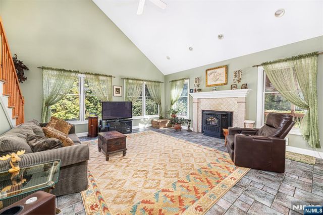 7 Stonehedge Drive, Hardyston, NJ 07460