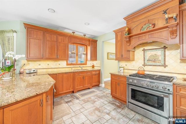 7 Stonehedge Drive, Hardyston, NJ 07460