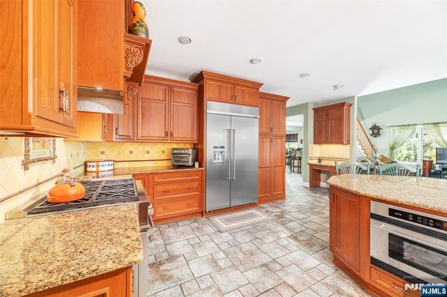 7 Stonehedge Drive, Hardyston, NJ 07460