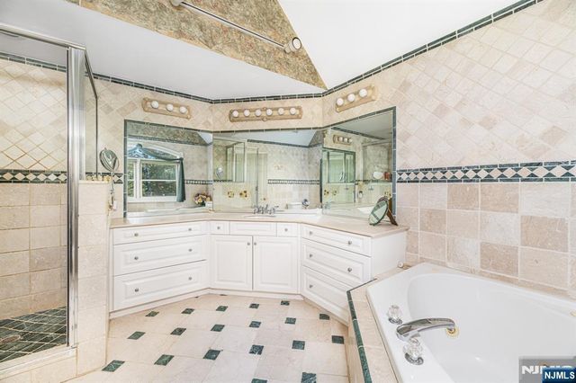 7 Stonehedge Drive, Hardyston, NJ 07460