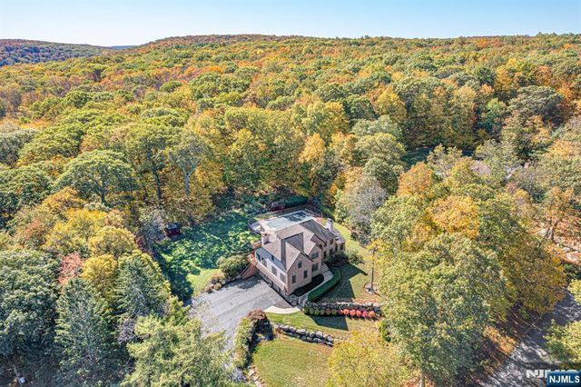 7 Stonehedge Drive, Hardyston, NJ 07460