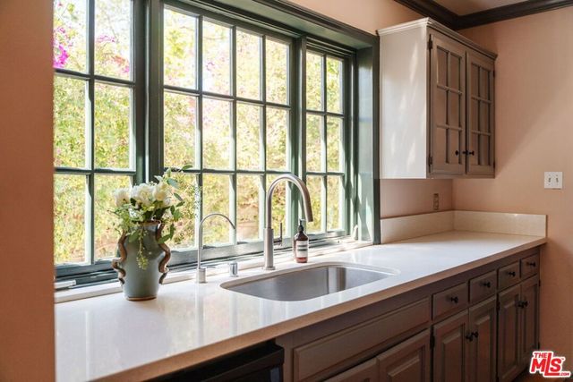 2621 E Glenoaks Boulevard, Glendale, CA 91206