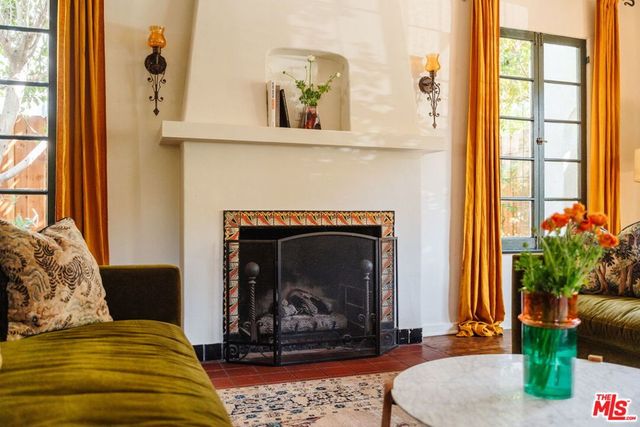 2621 E Glenoaks Boulevard, Glendale, CA 91206