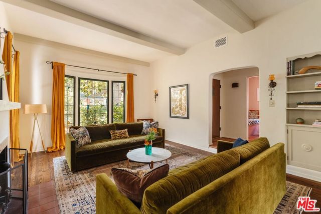 2621 E Glenoaks Boulevard, Glendale, CA 91206