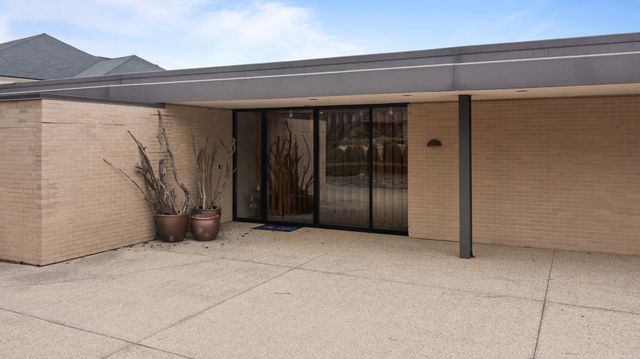 66 Watergate Road, South Barrington, IL 60010