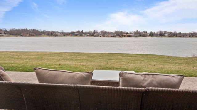 66 Watergate Road, South Barrington, IL 60010