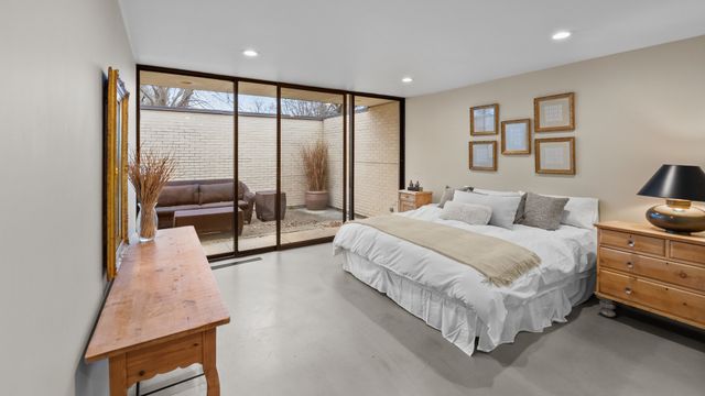 66 Watergate Road, South Barrington, IL 60010