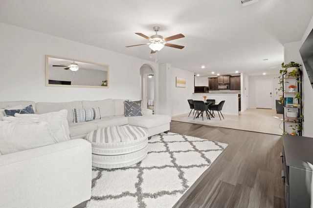 6214 El Topacio Dr, Houston, TX 77048