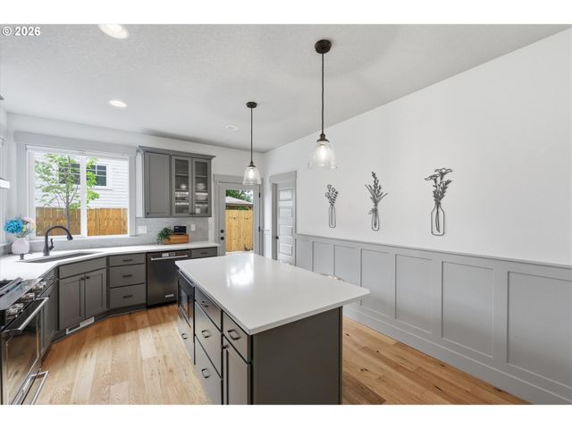 1024 Ne GOING St, Portland, OR 97211