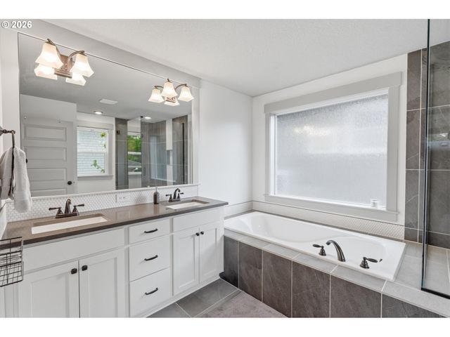 1024 Ne GOING St, Portland, OR 97211