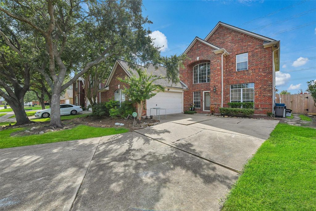 522 Cedar Point Drive, League City, TX 77573