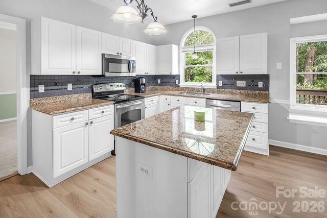 5016 Hickory Lake Lane, Matthews, NC 28105