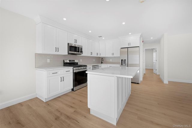 48 Victorian Lane, Medford, NY 11763