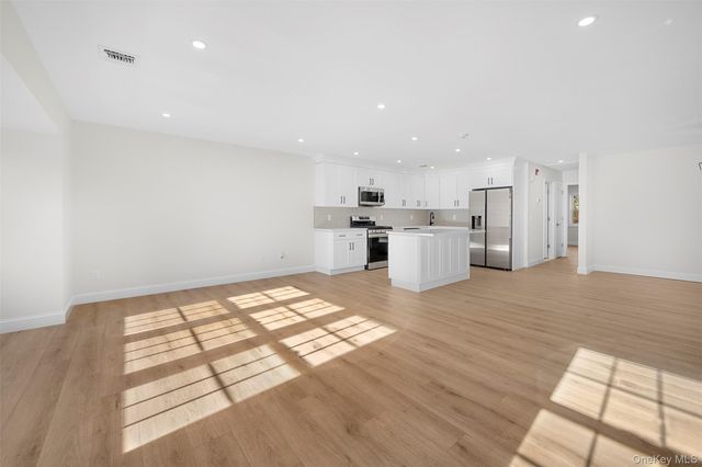 48 Victorian Lane, Medford, NY 11763