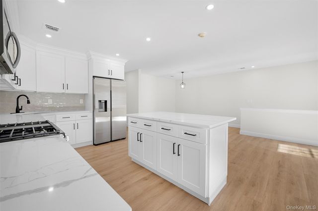 48 Victorian Lane, Medford, NY 11763