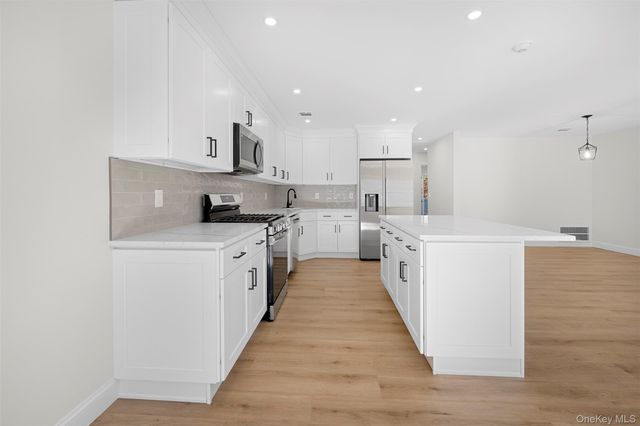 48 Victorian Lane, Medford, NY 11763