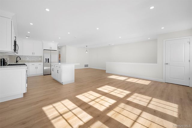 48 Victorian Lane, Medford, NY 11763